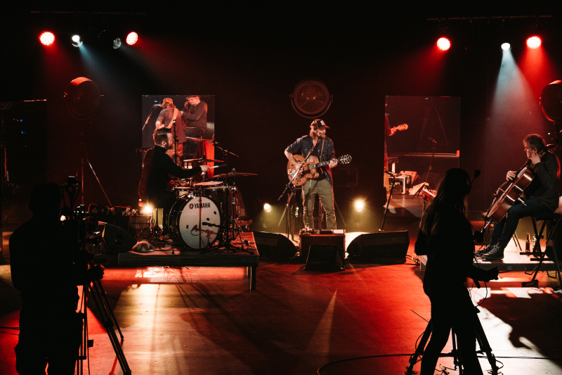 Pohlmann mit Band bei seinem Auftritt im Club 100 im Pier 2 in Bremen. Pohlmann mit Band bei seinem Auftritt im Club 100 im Pier 2 in Bremen.