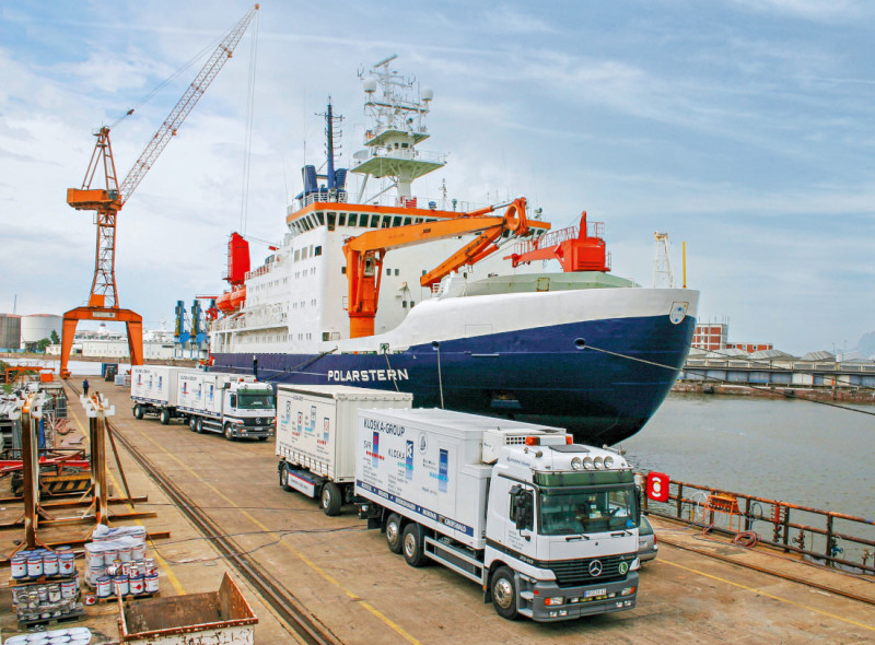 Ausrüstung für eine lange Reise: Kloska-LKW vor der Polarstern Ausrüstung für eine lange Reise: Kloska-LKW vor der Polarstern