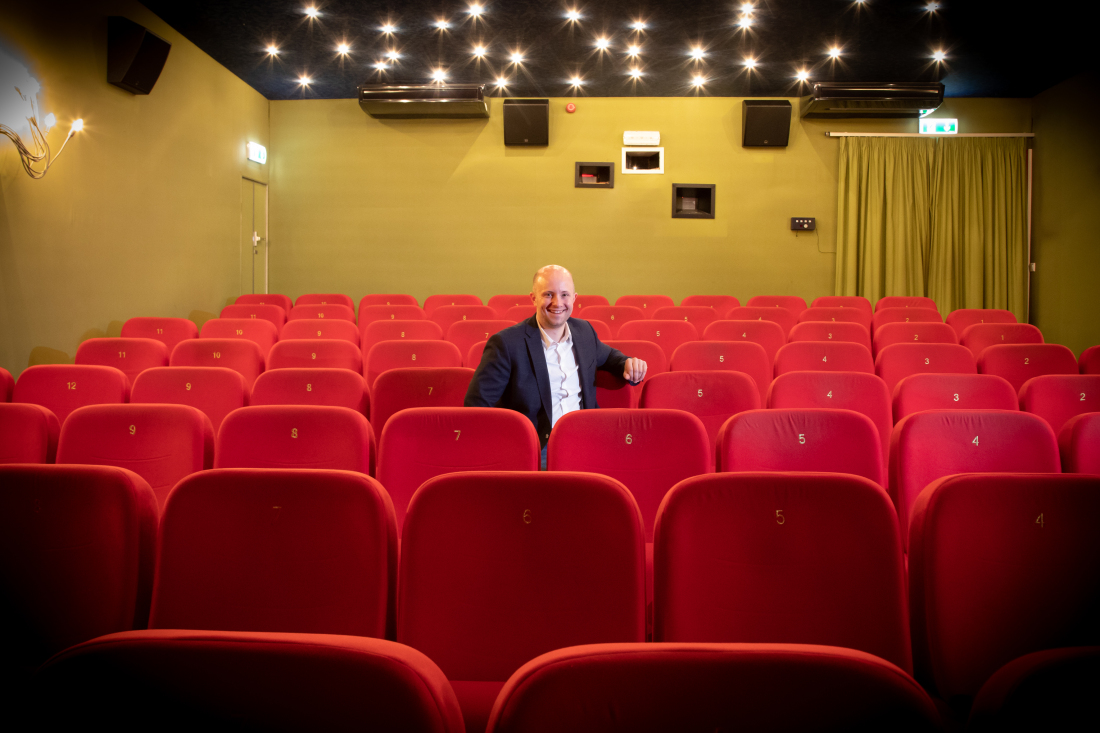 Matthias Greving hat im Kinosessel des Atlantis Filmtheaters in der Böttcherstraße Platz genommen. 