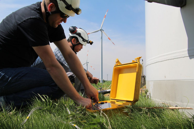 Mobil und schnell aufgestellt: Das Fundamentmesssystem stellt Schäden an Windenergieanlagen fest