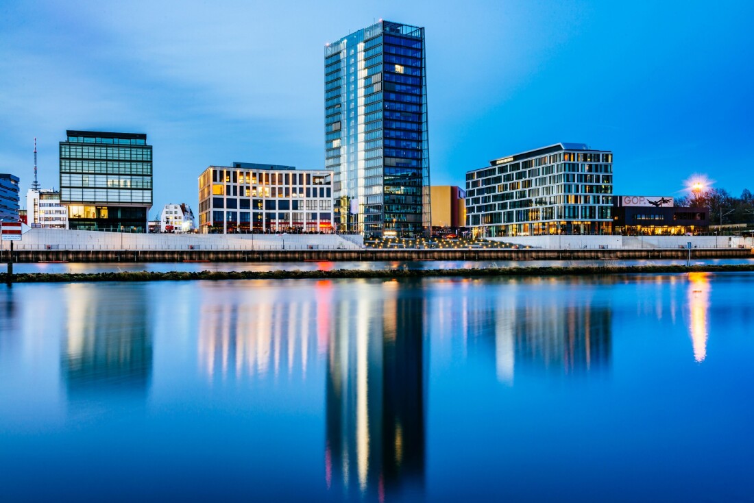 Fluss und Gebäude