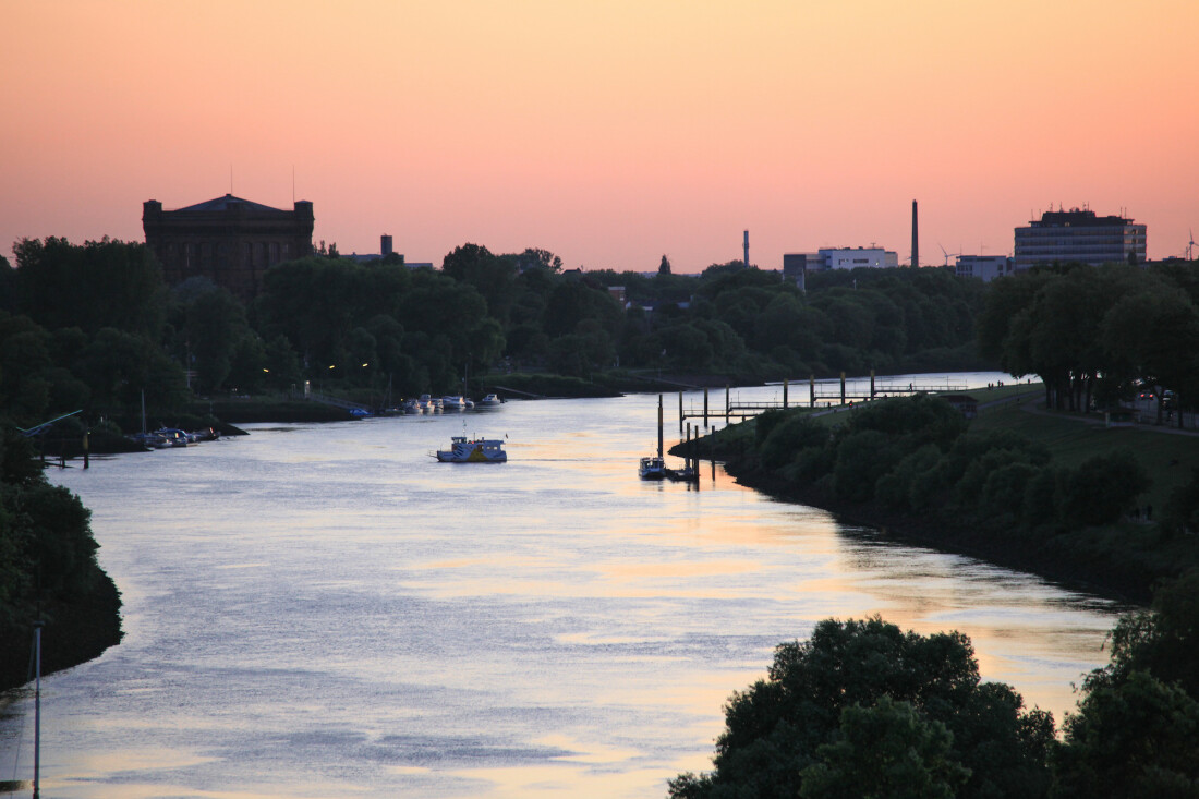 Zu jeder Tageszeit ein Augenschmaus: die Weser bei Dämmerung