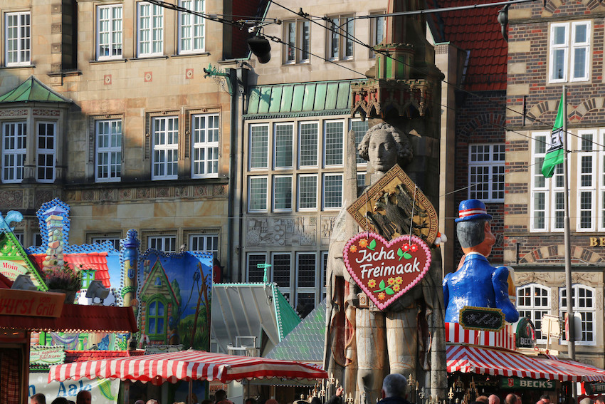 Bremer Roland mit Freimarkt-Herz um den Hals