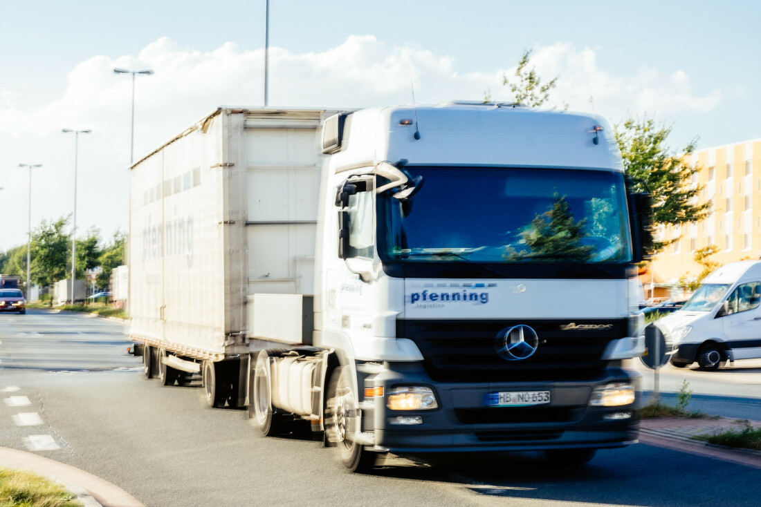 Ein Lkw auf einer Straße