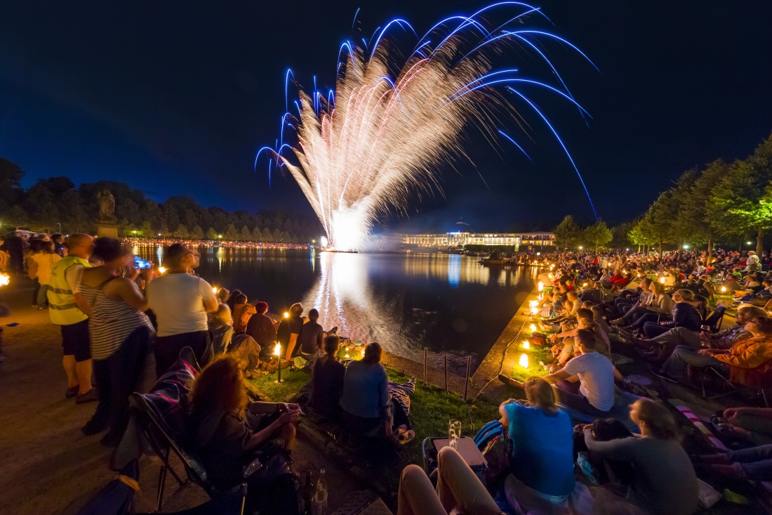 Ein Feuerwerk über einem See
