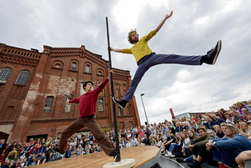 Akrobaten zeigen ihr Können zur LaStrada