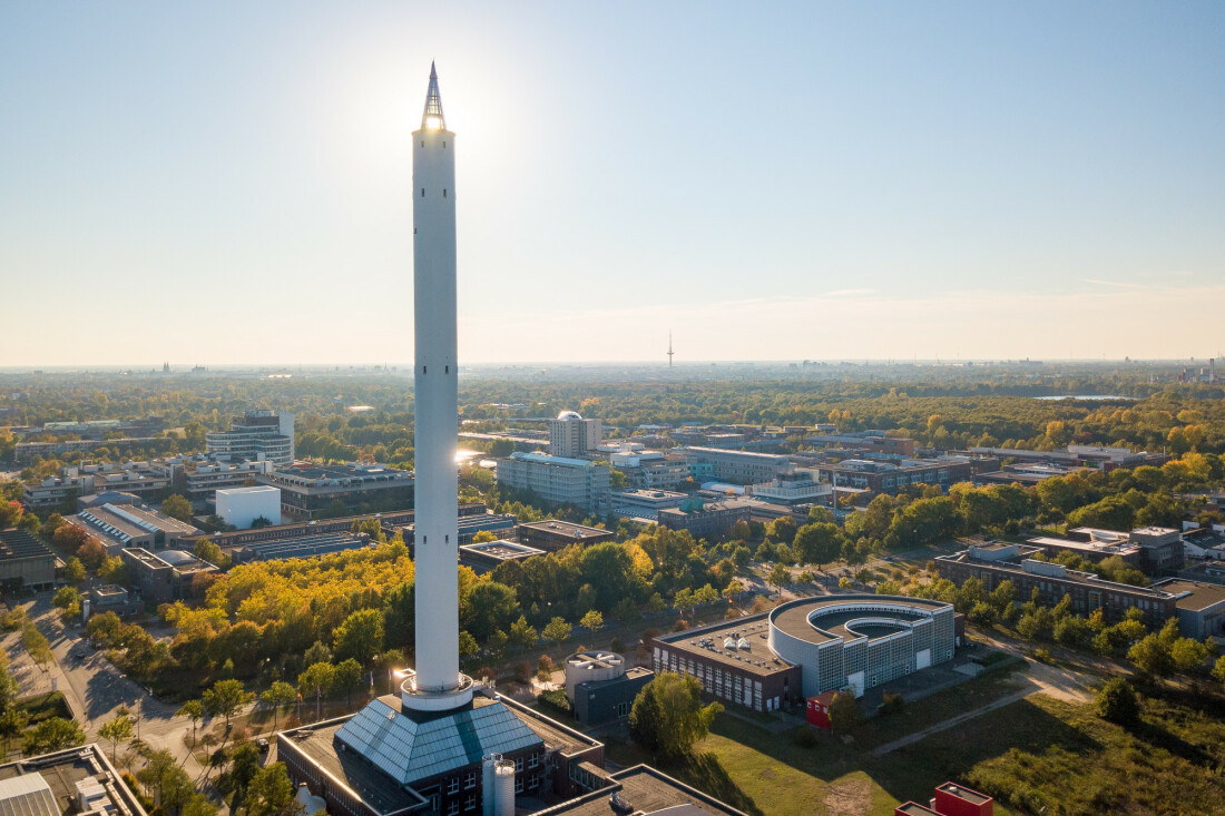 Blick von oben auf die Universität und den Technologiepark - im Blick: Der Fallturm