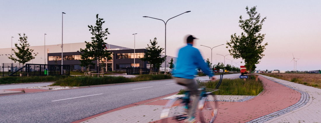 Radfahrer auf Radweg Radfahrer auf Radweg