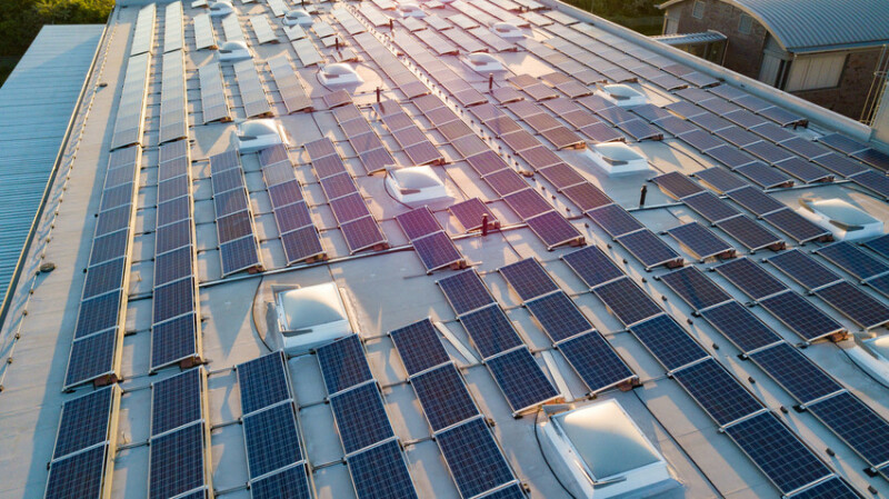 Solaranlagen auf den Dächern des Gewerbeparks Hansalinie