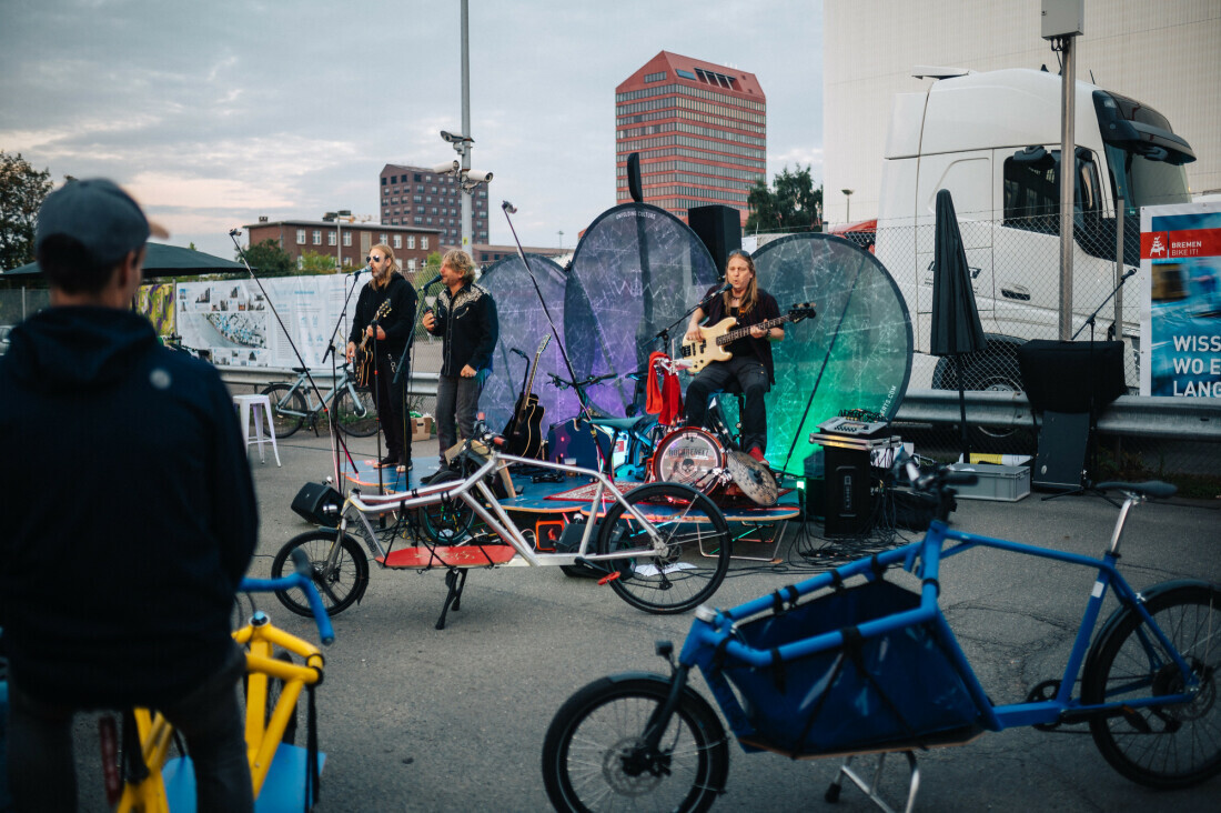 Eine Band spielt Musik auf der mobilen Bike-it-Bühne.