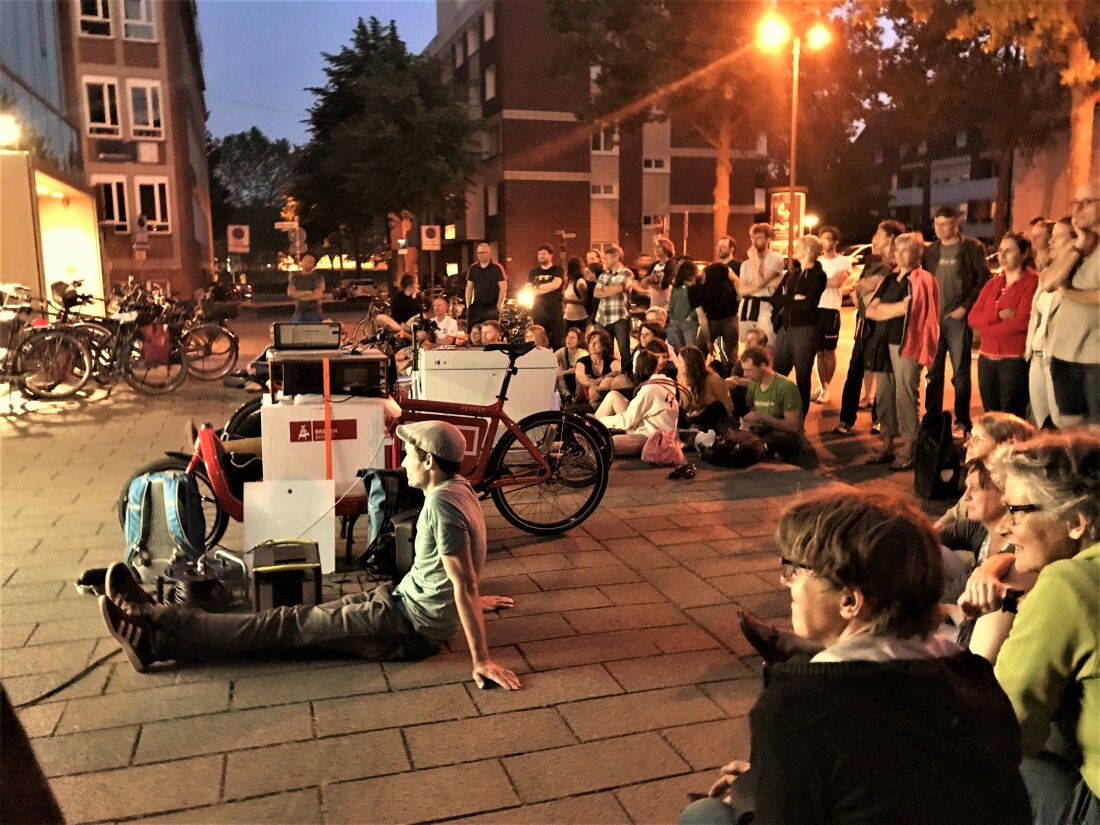 The cargo bike becomes a cinema: as featured in the popular "Night Rides" film in Bremen The cargo bike becomes a cinema: as featured in the popular "Night Rides" film in Bremen