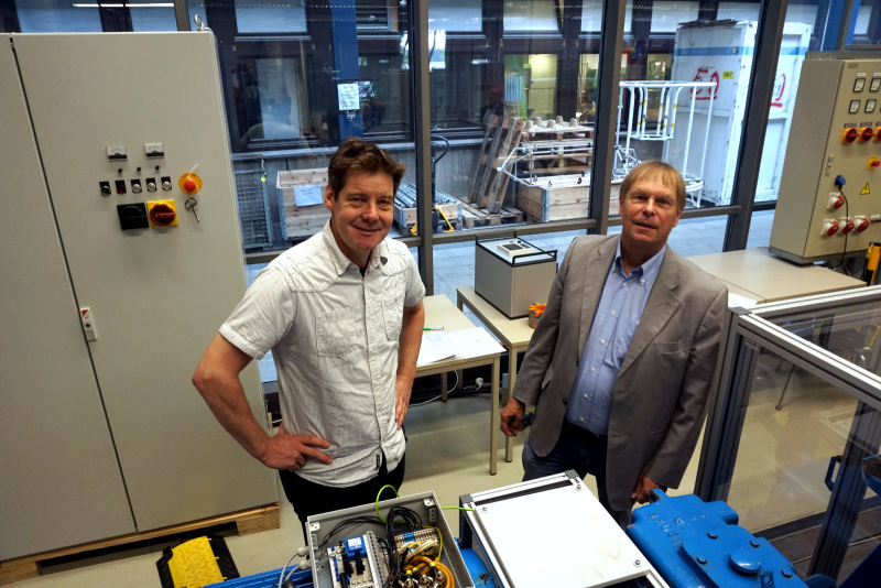 Dr. Holger Raffel, Geschäftsleiter am Bremer Centrum für Mechatronik und Prof. Bernd Orlik vom IALB der Uni Bremen