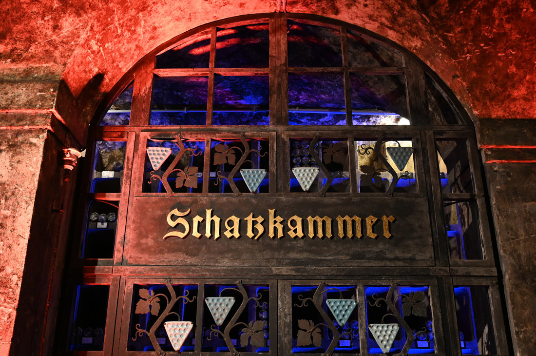 In die Schatzkammer kommen nur zwei Personen: der Ratskellermeister und der Bürgermeister. In ihr lagern Monumente der Weinkultur. In die Schatzkammer kommen nur zwei Personen: der Ratskellermeister und der Bürgermeister. In ihr lagern Monumente der Weinkultur.