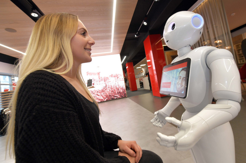 Der Roboter Luna begrüßt Besucherinnen und Besucher der Sparkassenfiliale in der Bremer Neustadt