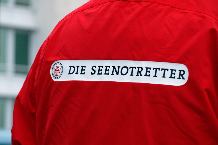 Eine rote Jacke mit dem Schriftzug und dem Logo "Die Seenotretter"