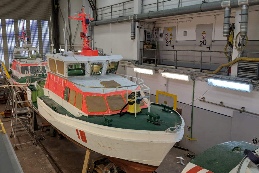 Drei Seenotrettungsboote zur Wartung in der hauseigenen Werft