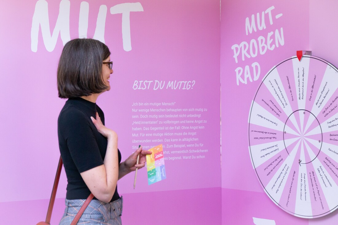 Eine Frau steht in einer von Khanaqa-Kükelhahn mitinitiierten Demokratie-Ausstellung