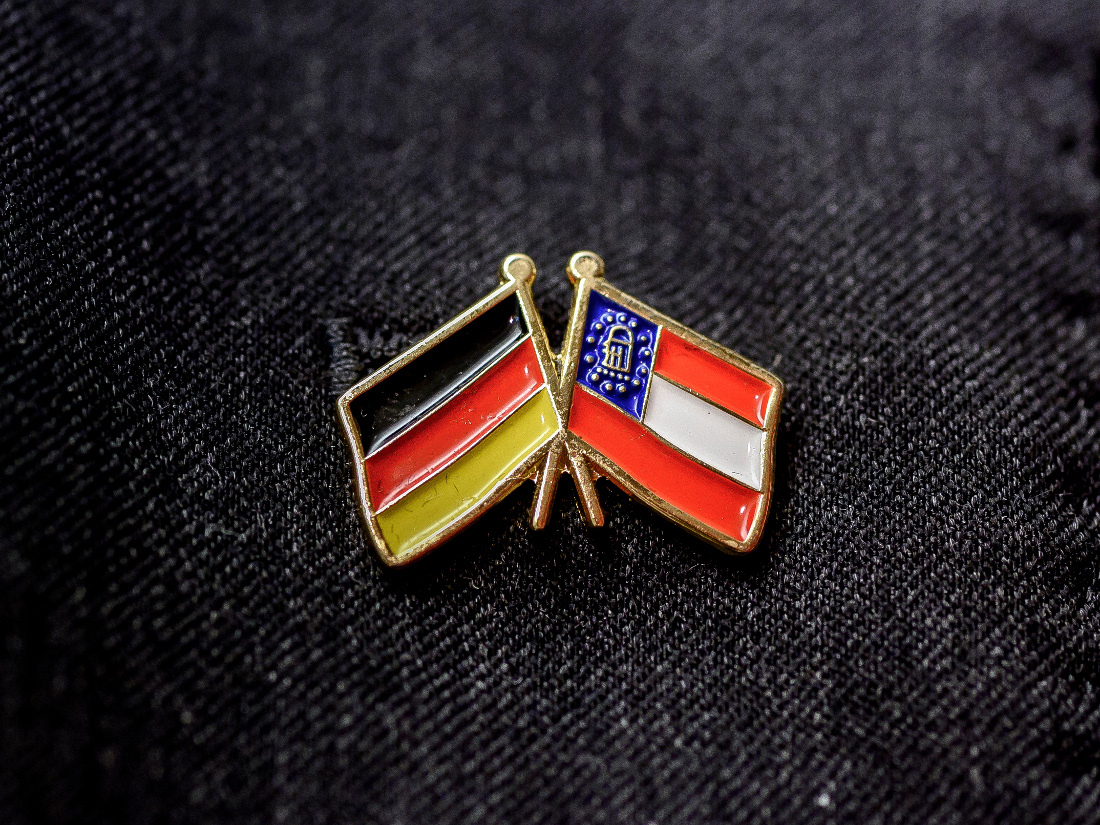 Flaggen von Deutschland und Georgia am Revers