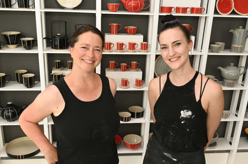 Teresa Rieger (rechts) macht seit 2019 eine Ausbildung zur Keramikerin bei Tanja Möwis