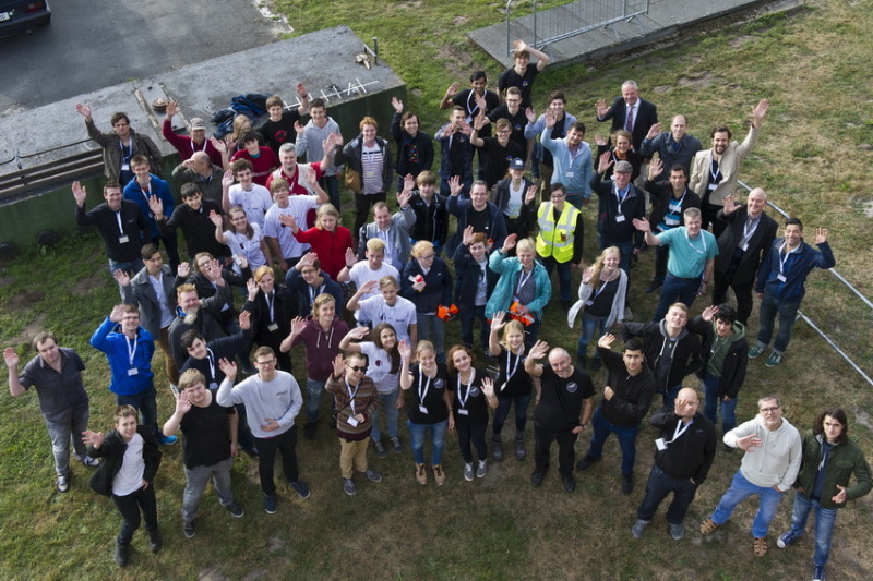 Gruppenbild beim Raketenstart in Rotenburg (Wümme) im Rahmen des Deutschen CanSatWettbewerbs 2016