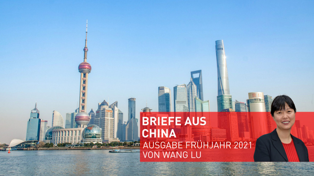 Briefe aus China Frühjahrsausgabe 2021, im Hintergrund sind Wolkenkratzer einer Stadt