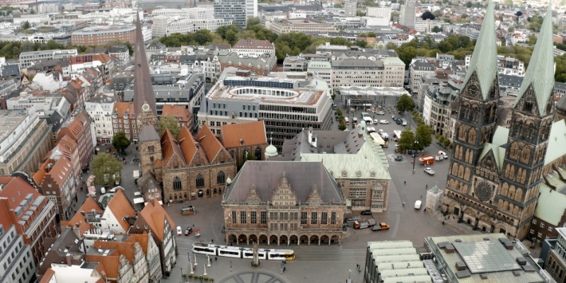 Eine Drohnenaufnahme zeigt den Bremer Marktplatz, den Domshof mit dem Rathaus, dem Dom und der Unser Lieben Frauen Kirche