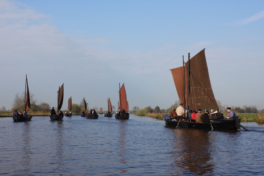 Die Bremer Torfkahn-Armada schippert gemächlich durch die Natur