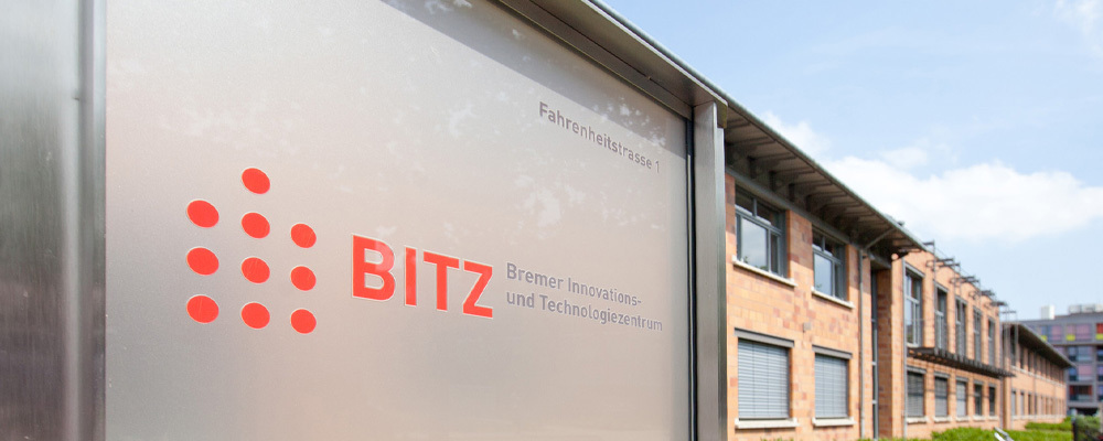 Ein Bildausschnitt von dem Schild vor dem Eingang vom BITZ. das Schild ist aus Metall.