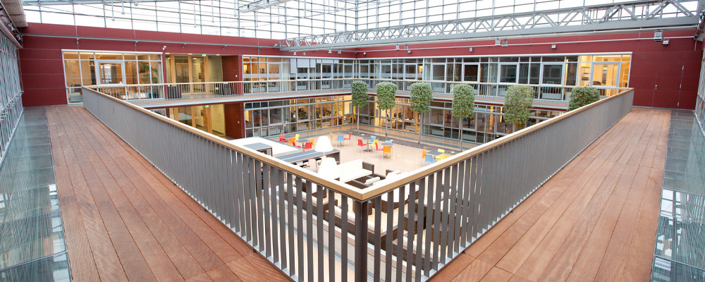 Der Blick von der oberen Galerie auf ein großes, lichtdurchflutetes Atrium im Gebäude Fahrenheithaus III