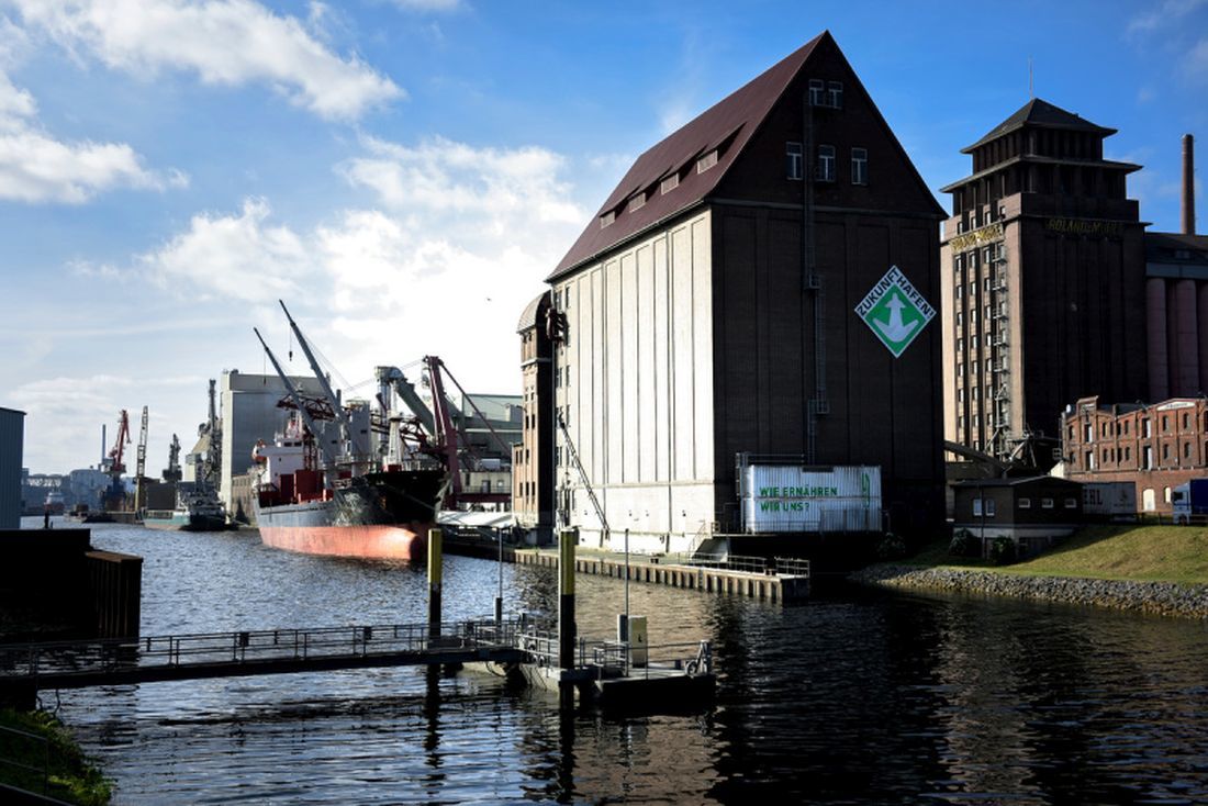 Holz- und Fabrikenhafen at Überseestadt