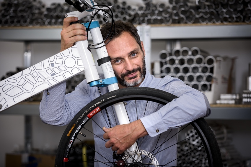 Stathis Stasinopoulos: Voller Leidenschaft für Fahrräder und Design. Stathis Stasinopoulos: Voller Leidenschaft für Fahrräder und Design.