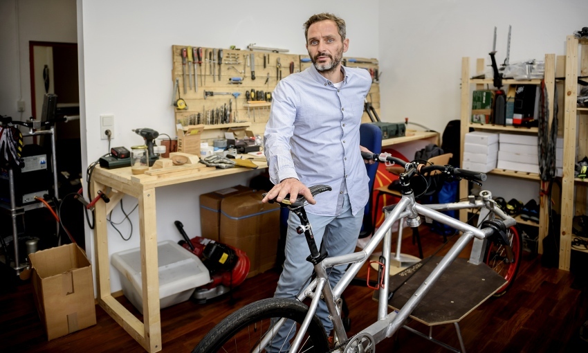 In seiner Bremer Werkstatt im Sirius Business Park in der Hermann-Ritter-Straße montiert Stathis Stasinopoulos auch Cargo Bikes.