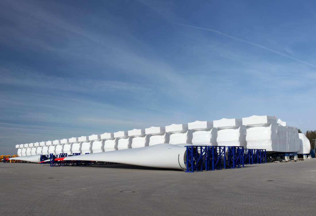 Ready for loading: nacelles and rotor blades in Bremerhaven. Ready for loading: nacelles and rotor blades in Bremerhaven.