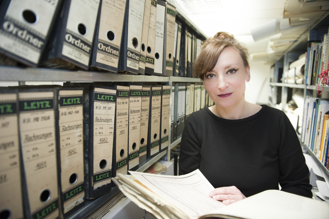 Historin Bettina von Briskom im Archiv