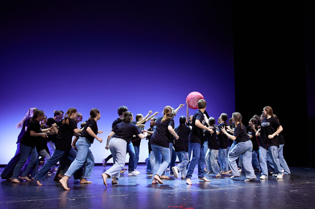 Kinder bei einer Theateraufführung