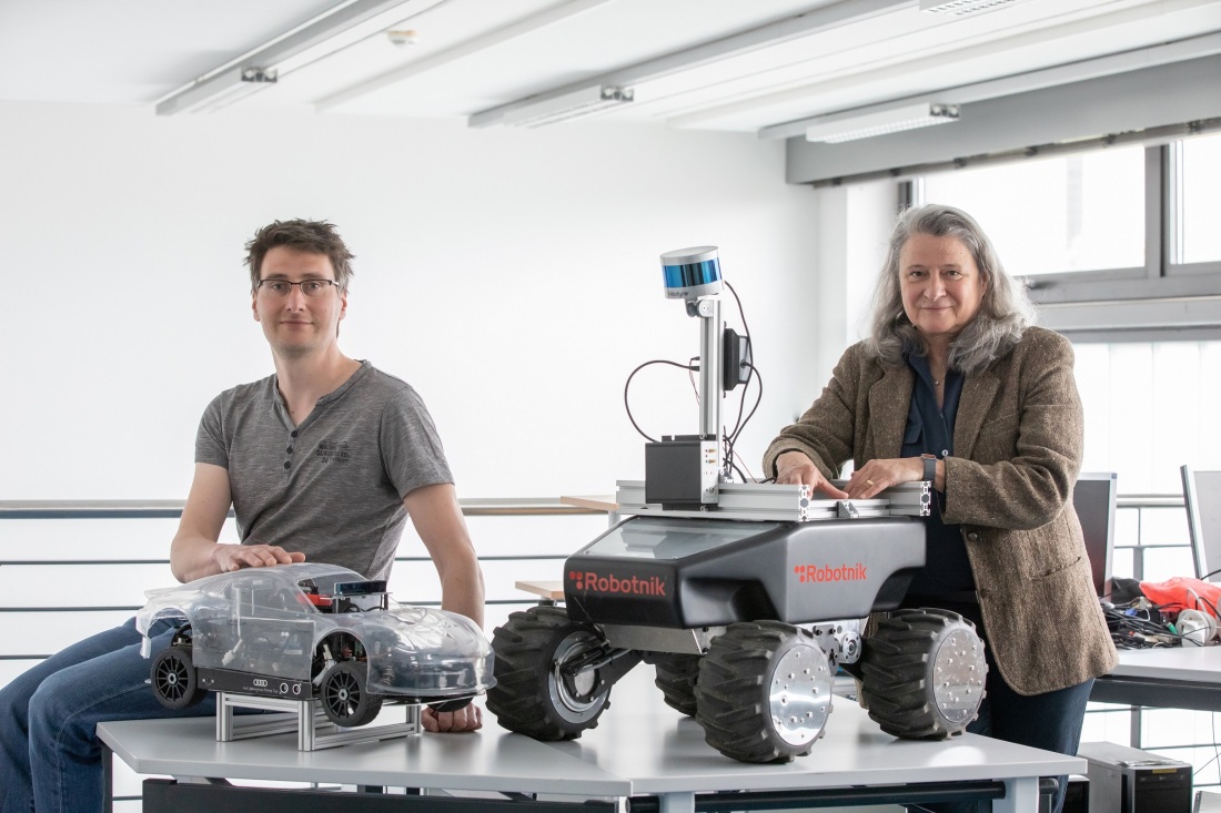 Wollen mit ihren Forschungen zum autonomen Fahren mehr Sicherheit in den Straßenverkehr bringen: Informatik-Professorin Kerstin Schill und Joachim Clemens von der Universität Bremen. 