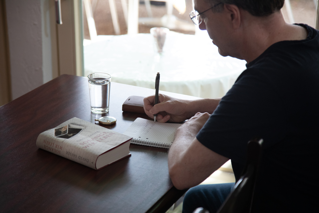 David Safier beim Schreiben im Café