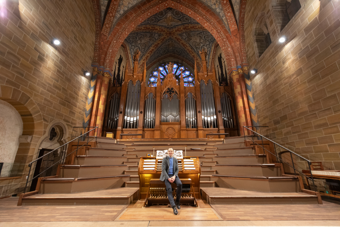 Dom-Organist Stephan Leuthold vor der Sauer-Orgel im Bremer St. Petri Dom. 