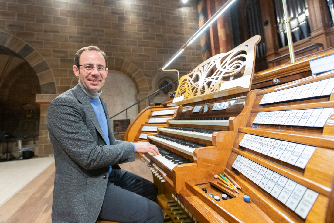 Stephan Leuthold an der Sauer-Orgel, die 100 Register hat.  