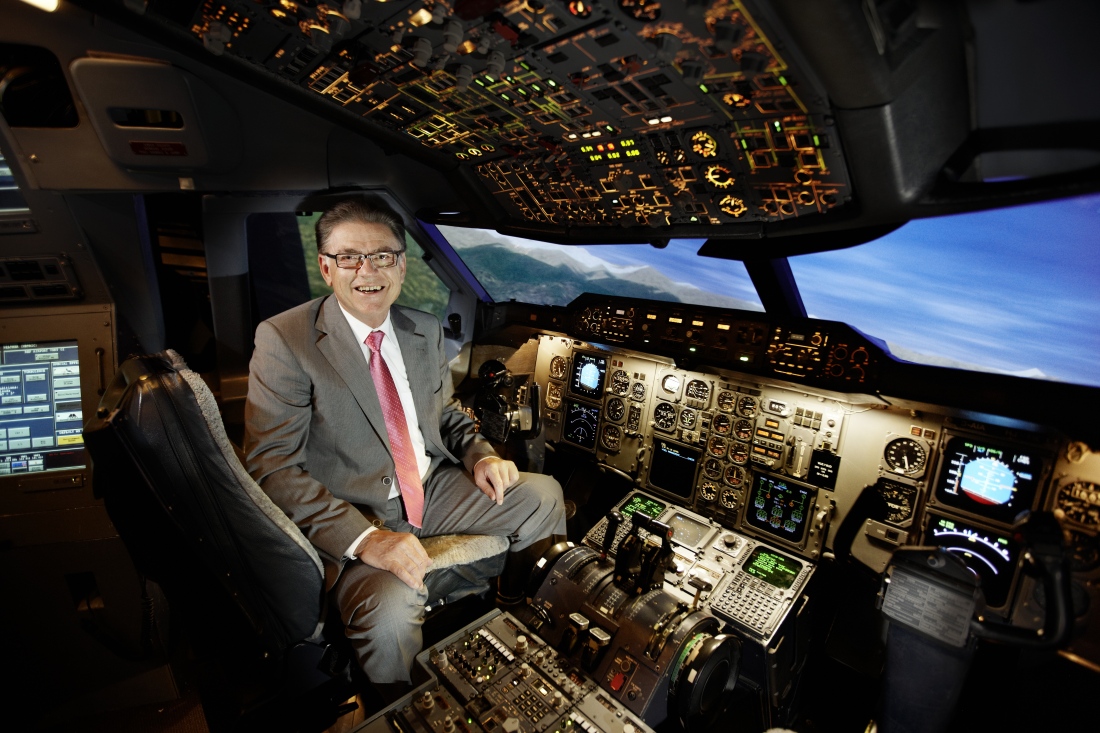 Ein Mann sitzt in einem Cockpit