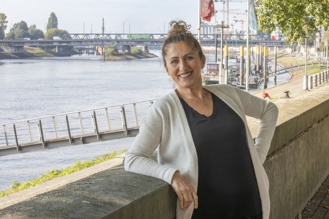 Saher Khanaqa-Kükelhahn läuft jeden Tag 10.000 Schritte an der Weser entlang. ©WFB/Jens Lehmkühler