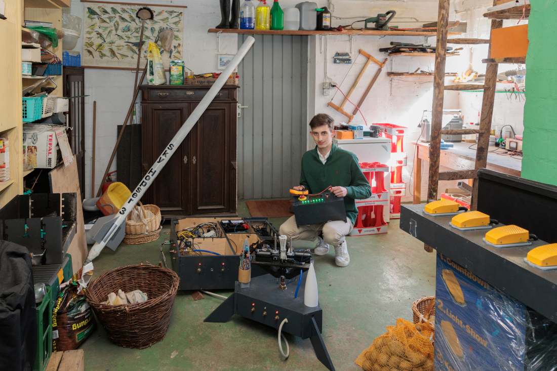 Zwischen Gartengeräten und Werkzeug: Einen Großteil seiner Zeit verbringt Hendrik Ridder in der Garage seines Großvaters, die er zur Entwicklungszentrale seines Raketenprojekts umfunktioniert hat.