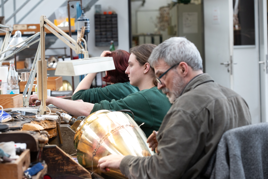 Um das traditionsreiche Handwerk, das Wissen um Kunstfertigkeit und Details weiterzugeben, bildet Koch & Bergfeld auch aus. Silberschmied, das ist der Lehrberuf in der gläsernen Manufaktur am Bremer Europahafen