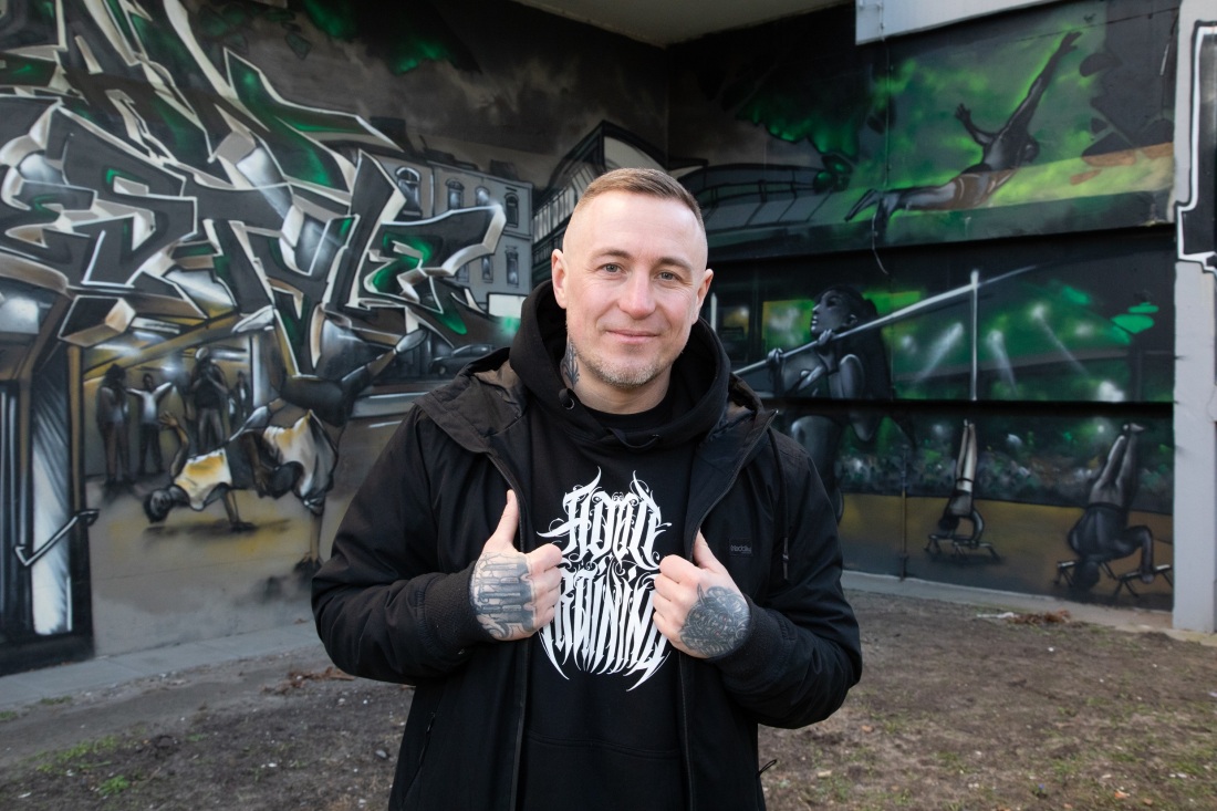 Kam mit 12 Jahren aus Kasachstan nach Bremen: Der Sonderpädagoge Daniel Magel hat 2010 die Initiative „Hood Training“ gegründet.