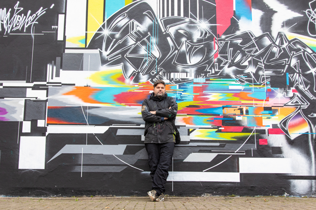 Markus Genesius vor einer Graffiti-Wand