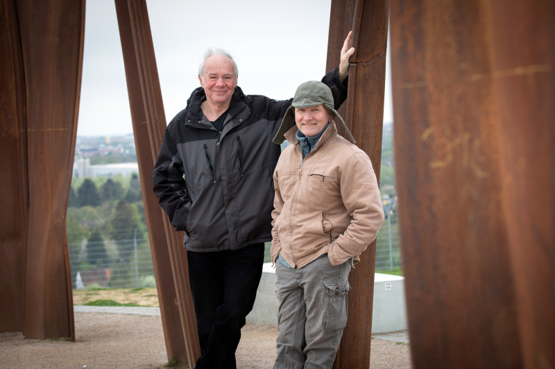Dieter Vornholz, ehemaliger Leiter des Olbers-Planetariums, und der Künstler Thomas Roth stehen im Stelenfeld