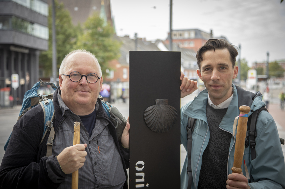 Pilgerführer Martin Gottschewski (links) und Pilgerpastor Christian Naegeler am Bremer Jakobsweg 