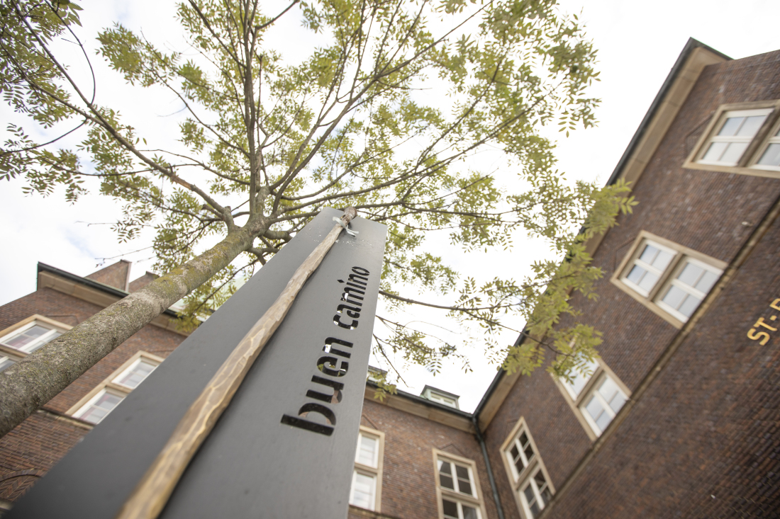 Pilgerschild mit der Eingravierung: "Buen Camino"