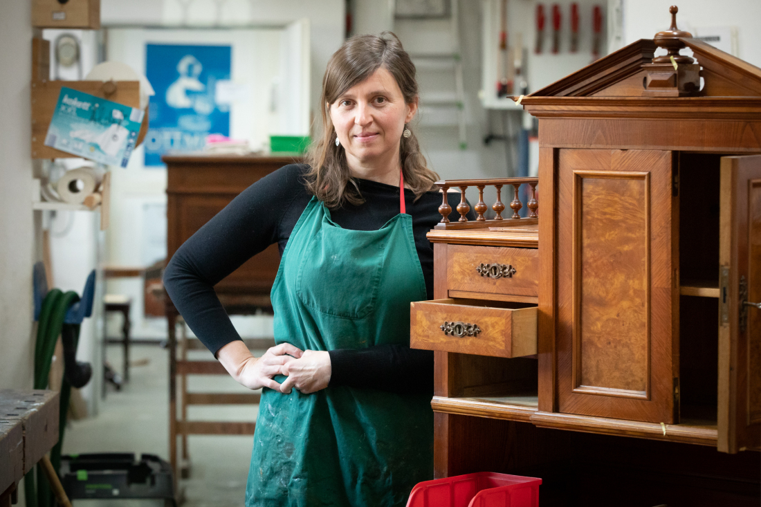 Diplom-Restauratorin Karen Melching steht in der Werkstatt der Firma „Kossann und Melching restaurieren“.