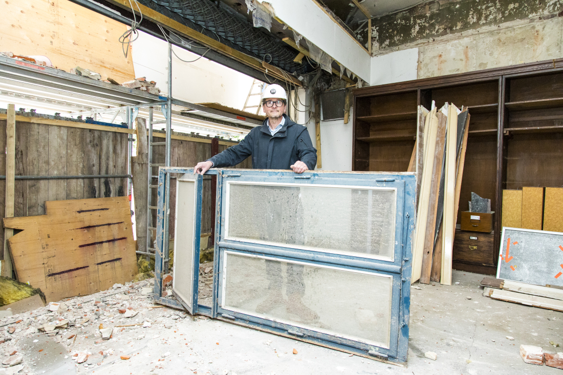 Ein Mann hält ein Fenster 